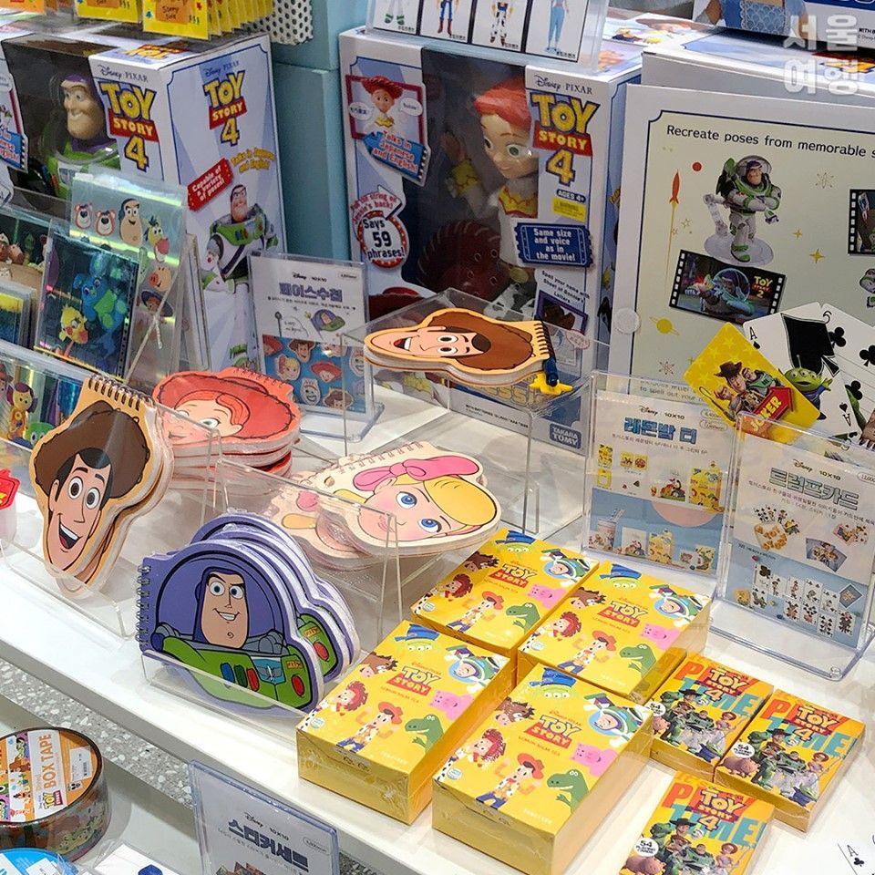 สินค้าตัวละครทอยสตอรี่ 4 ในร้านสินค้าดิสนีย์  เช่น ตุ๊กตาวู้ดดี้และบัซไลท์เยียร์ กับสินค้าของฝากอื่น ๆ ในธีมทอย สตอรี่